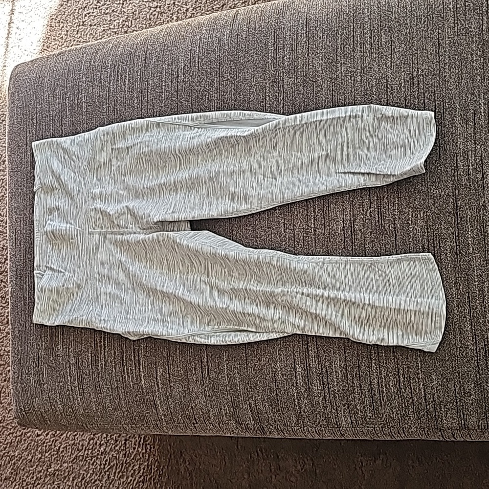 Lululemon crops, Size 6